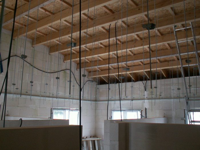Faux plafond suspendu avec tige filetée