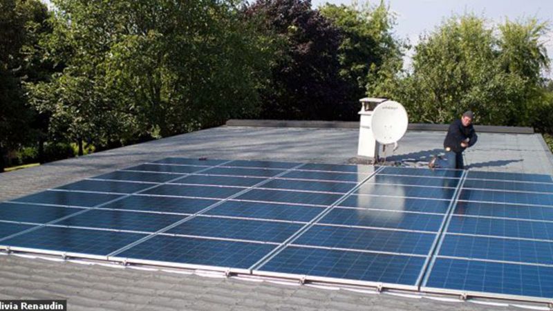 panneau solaire sur toit plat