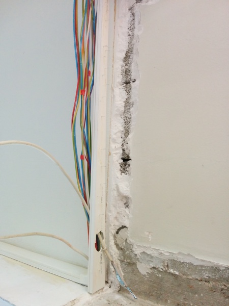 Permet d'accrocher les câbles au plafond ou sur les murs