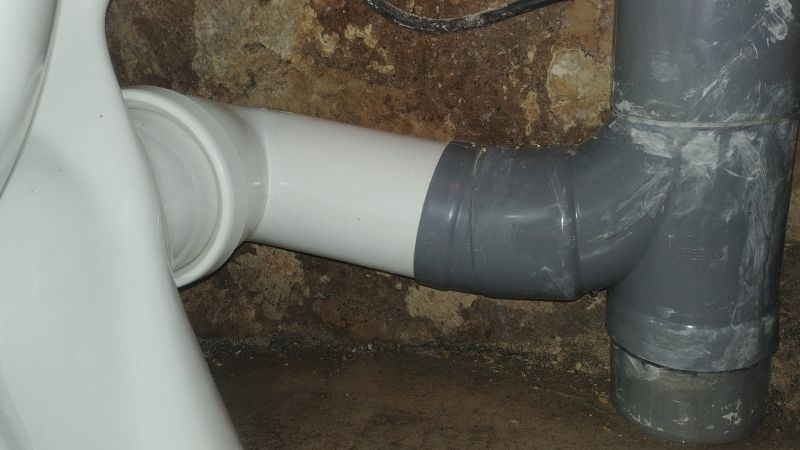 Fuite pipe WC : causes et solutions pour réparer cette évacuation