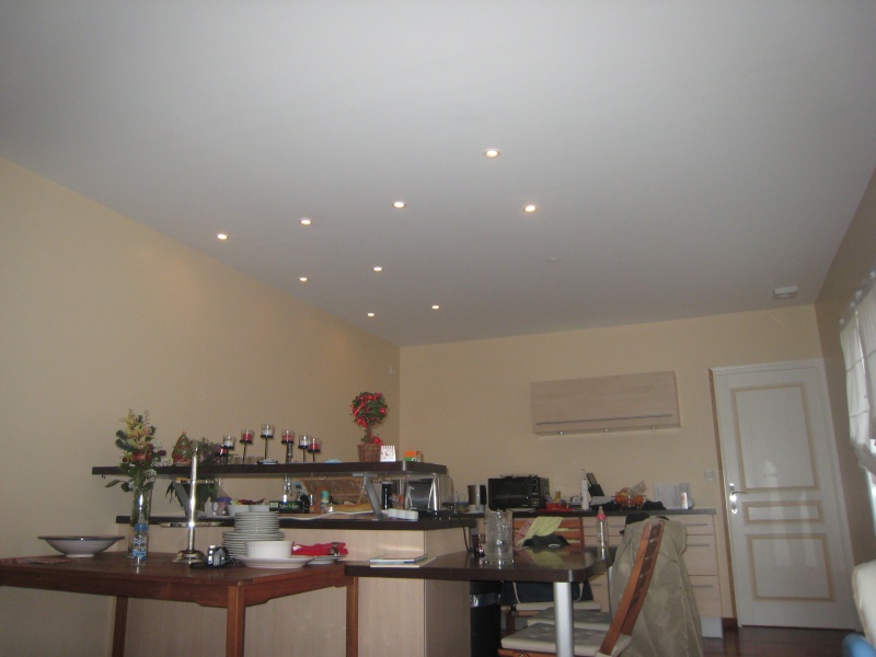 Расположение светильников на натяжном потолке фото на кухне