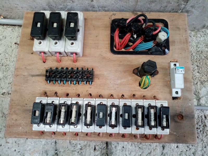 Identifier les circuits sur le tableau électrique - Petite maison  minimaliste en bois