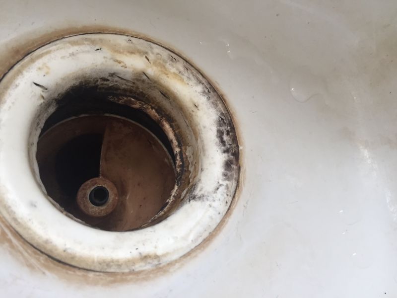 Lavabo ou évier qui fuit : d'où vient la fuite & comment réparer ?