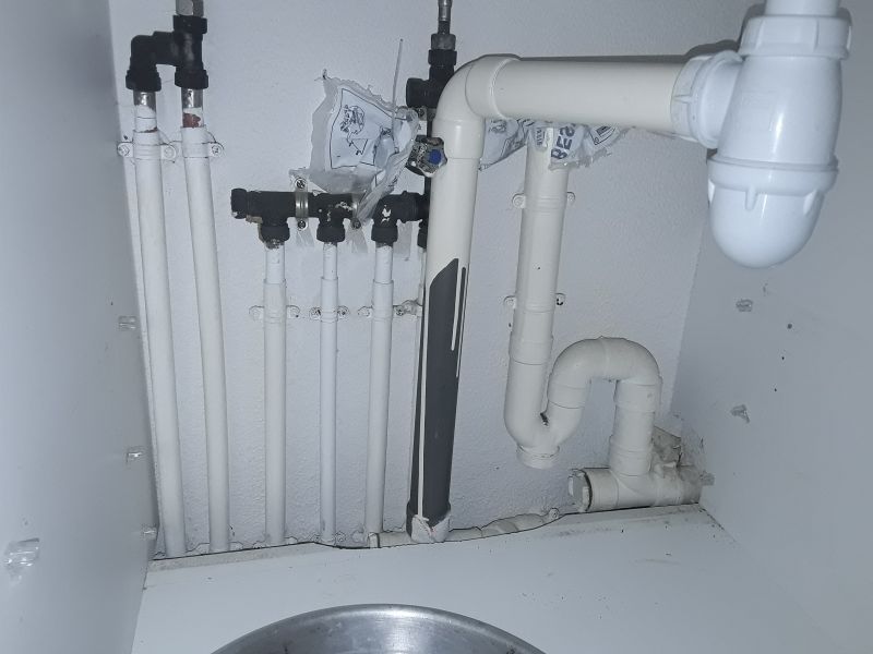 Le plombier : un allié contre les odeurs d'égout au sous-sol