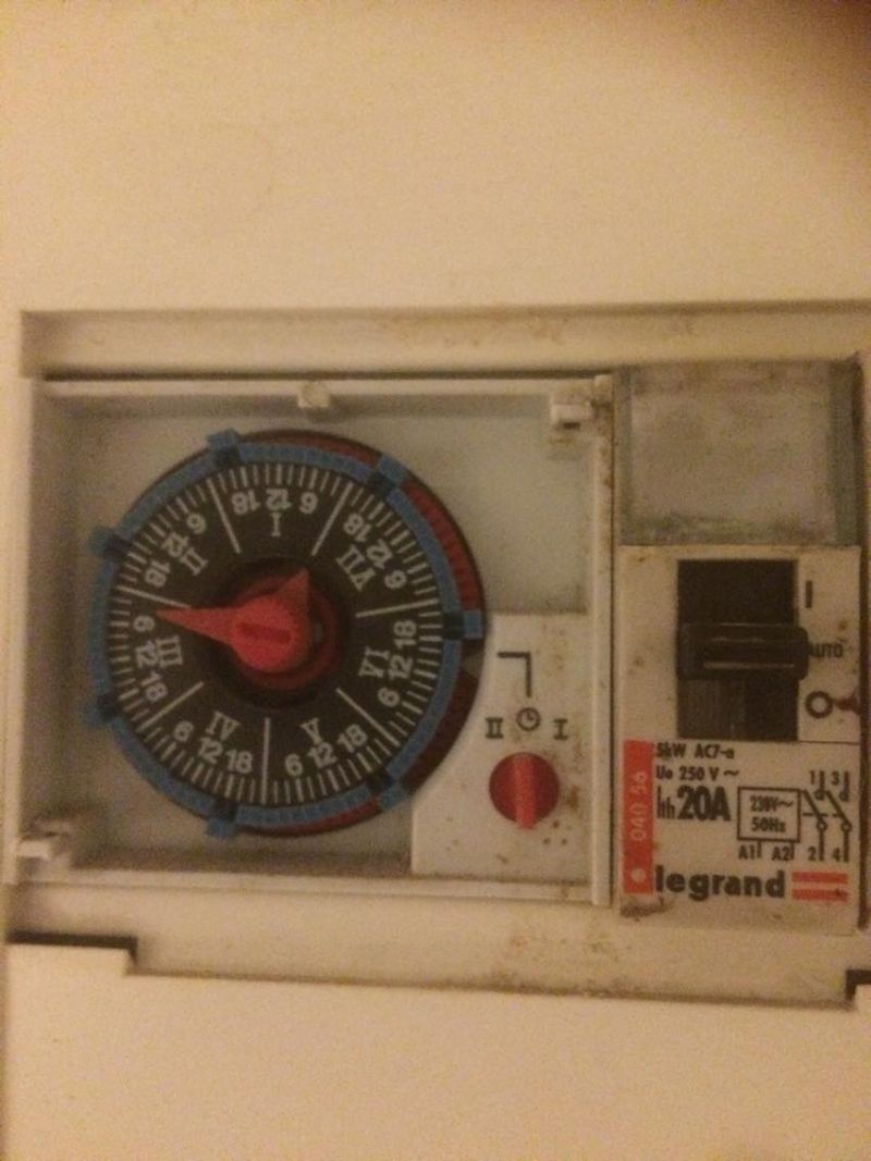 Questions Plomberie Bricovidéo - Conseils pour régler l'horloge d'un chauffe  eau ?