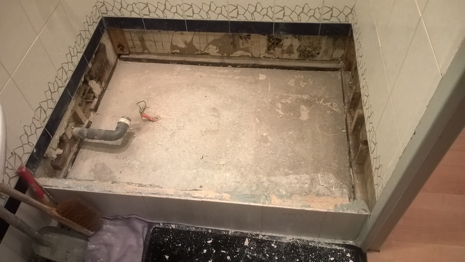 Comment réparer un trou dans le joint qui s'effrite entre carreaux de  carrelage de cabine de douche 